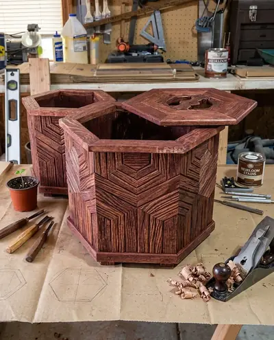 Maceteros hexagonales con paneles geométricos construidos con los planos