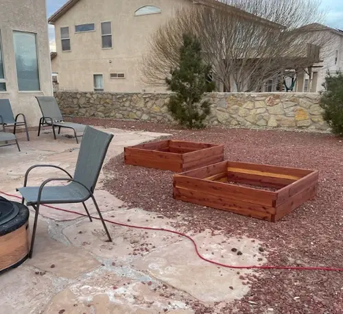 Dos huertos elevados de madera construidos con los planos